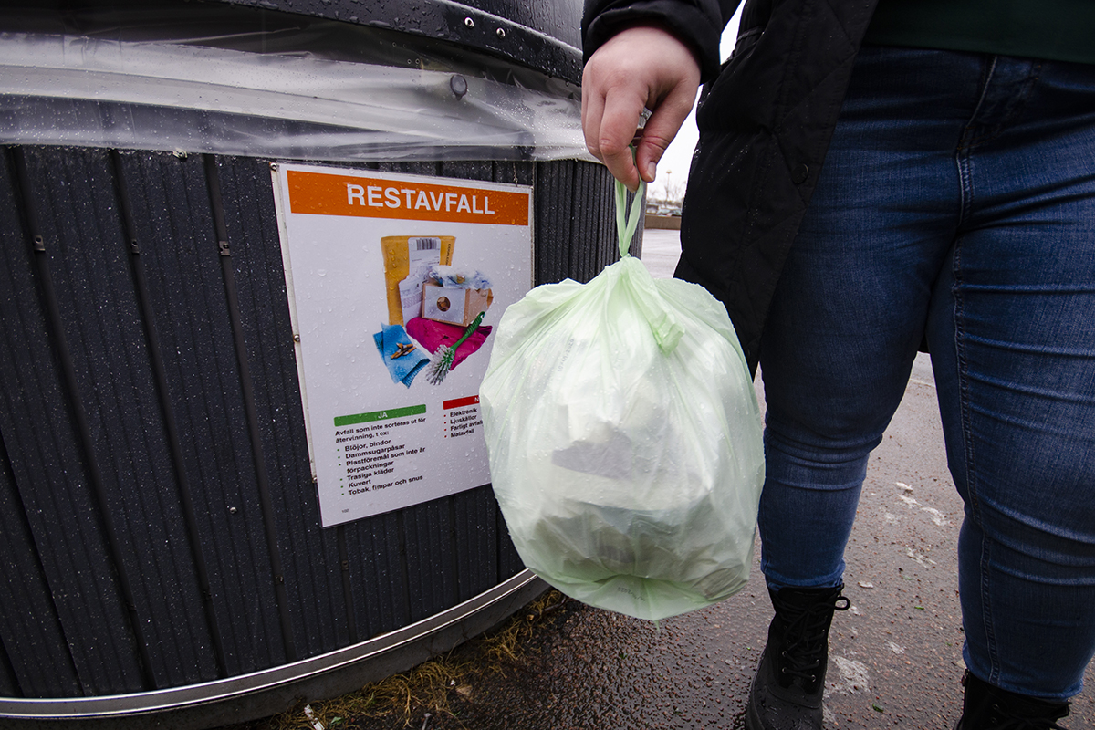 Om man anser sig oskyldig till hyresvärdens anklagelser ska man bestrida fakturan och låta bli att betala, råder Hyresgästföreningens jurist.