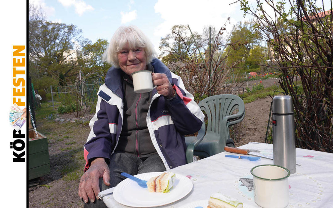 Anita Gunnerstad dricker kaffe på sin kolonilott