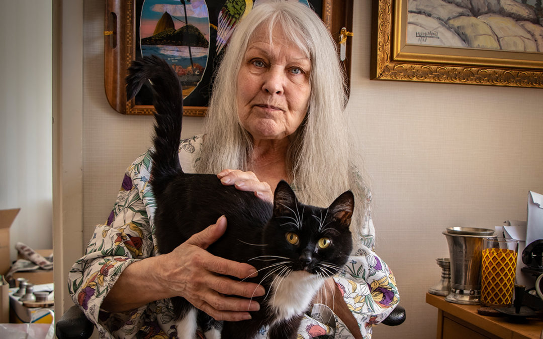 Gunilla Johansson och katten Sotis i Fengersfors.