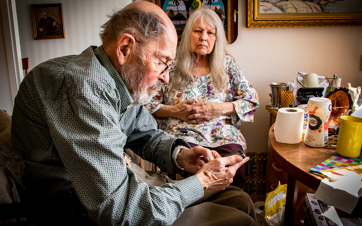 Karl-Evert Larsson och Gunilla Johansson har blivit av med sitt hyreskontrakt i Fengersfors. Hyresvärden Åkab menar att de vanvårdat lägenheten.