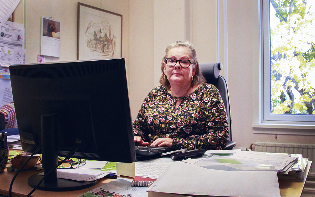Lena Jansson Nordin, förhandlingsledare på Hyresgästföreningen region Aros-Gävle sitter bakom sin dator på kontoret. Hon berättar att Hyresgästföreningen kommer att kräva ekonomisk ersättning till hyresgästerna som blivit störda av byggbullret på Granitvägen i Eriksberg.