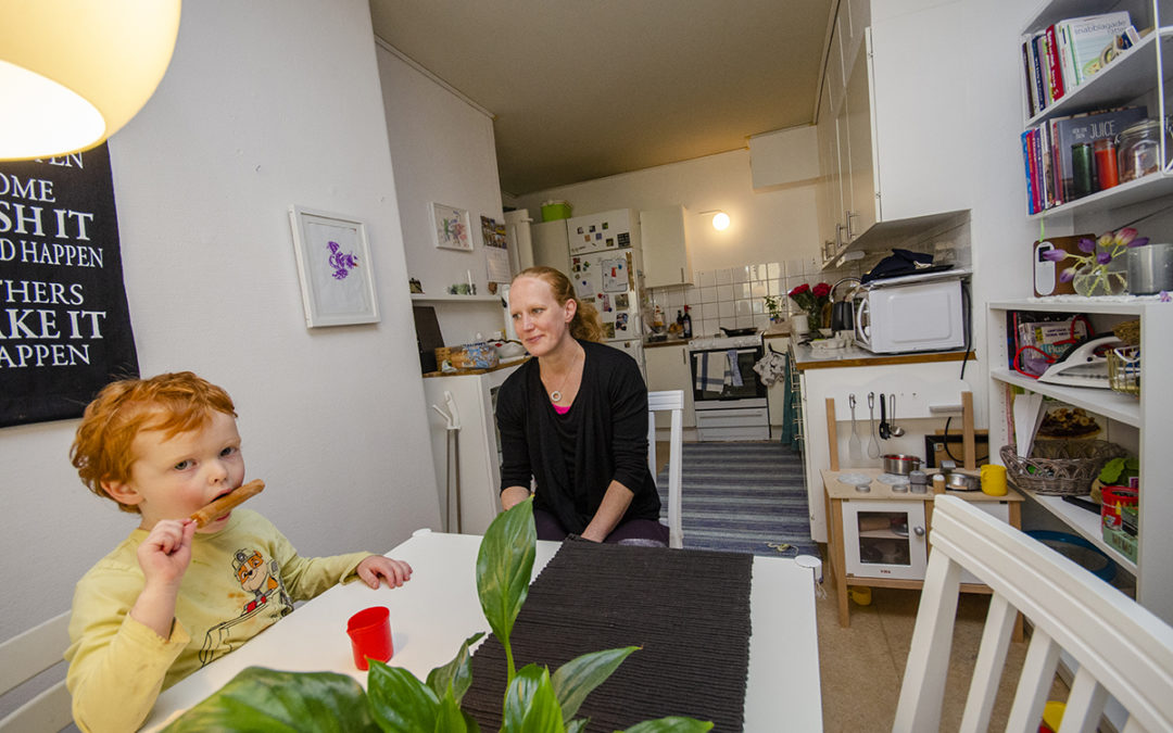 Linda Petersson bor med fyraårige sonen Oliver i en trea på Ernst Kristenssons gata i Lunden. Hon är tveksam till om de kommer att bo kvar efter den kostsamma stamrenoveringen. ”Jag hamnar inte på bar backe, men jag får lägga betydligt mer på att hyra i stället för att leva och hitta på saker med min son.”