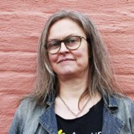 Åse Richard, forskare på Institutet för bostads och urbanforskning vid Uppsala universitet, mot en husvägg