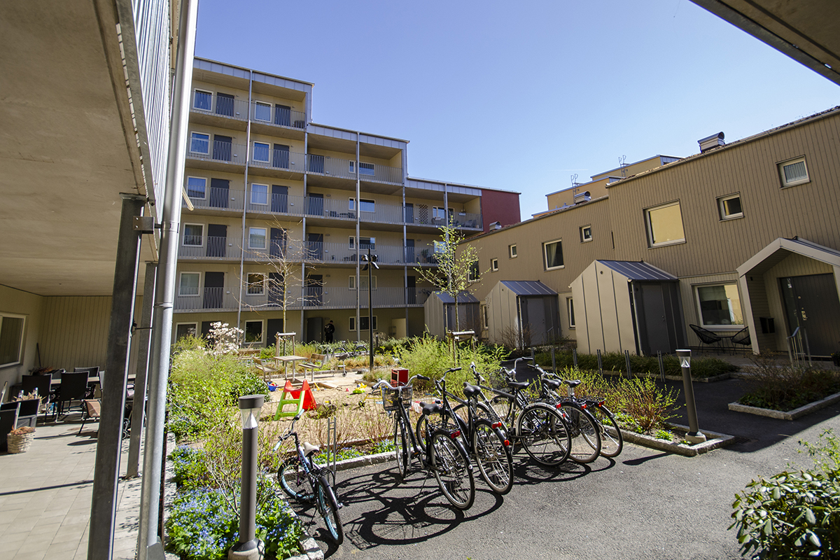 En av Svanström Fastigheters två innergårdar. Flera av de nybyggda lägenheterna är radhus som vävts in i övrig bebyggelse.