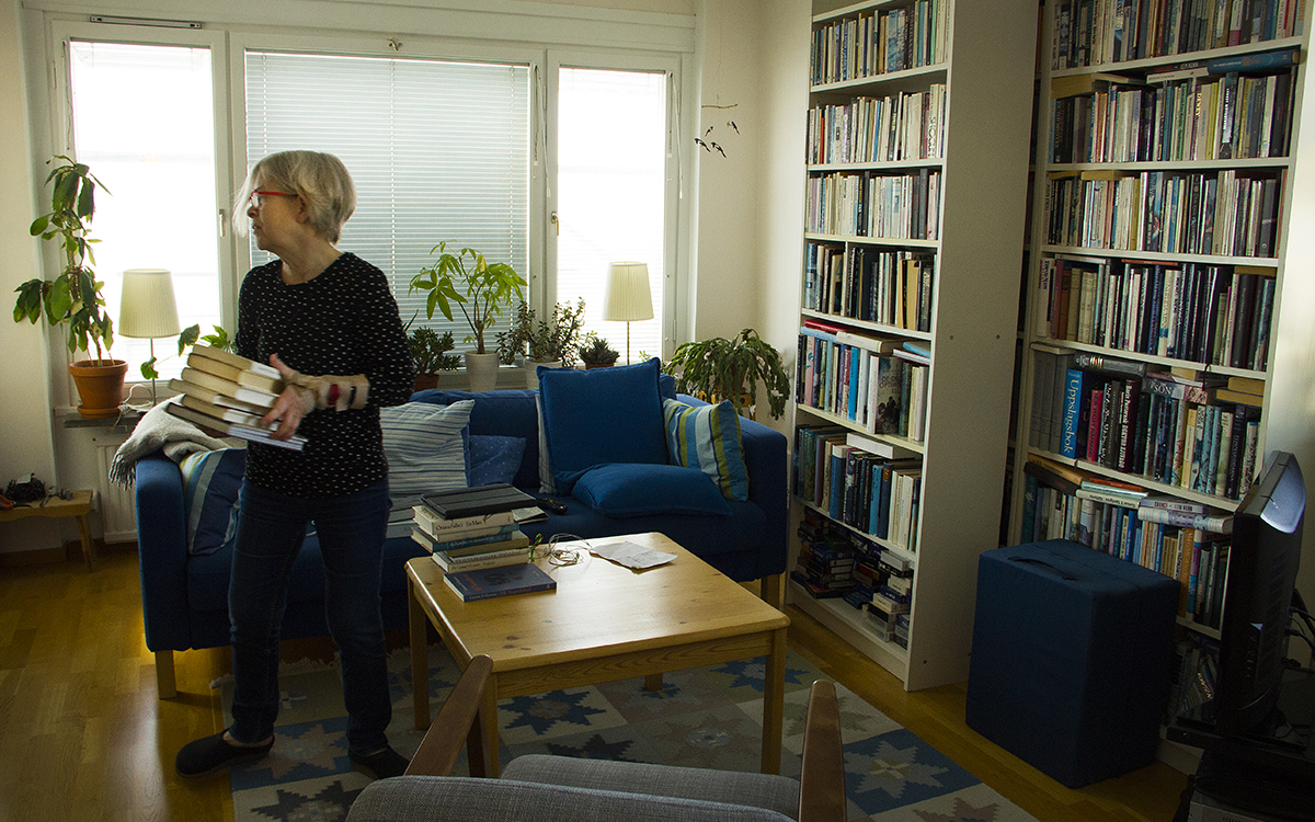 Byggbuller i Eriksberg i Uppsala, Maria Jonsson bär böcker från vardagsrumsbordet