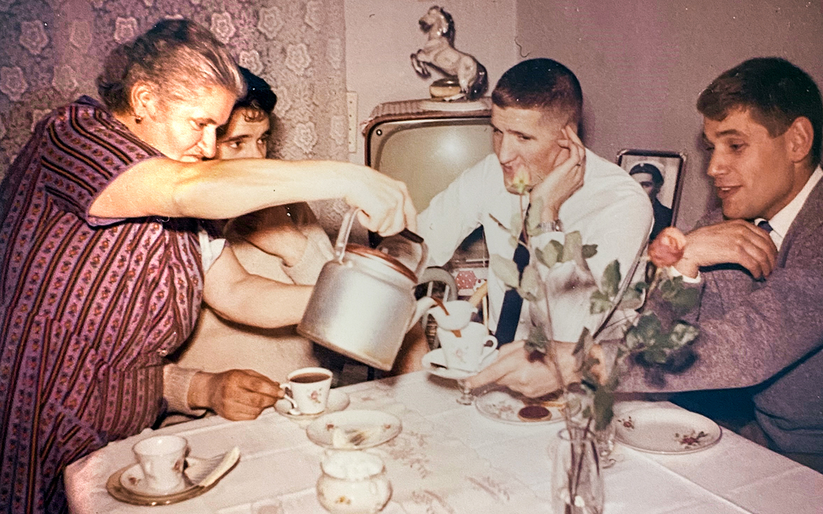Färgbild från 50-talet. Kafferep i finrummet. Görans mamma Ella serverar kaffe till sönerna Olle, Bengt och Stig. 