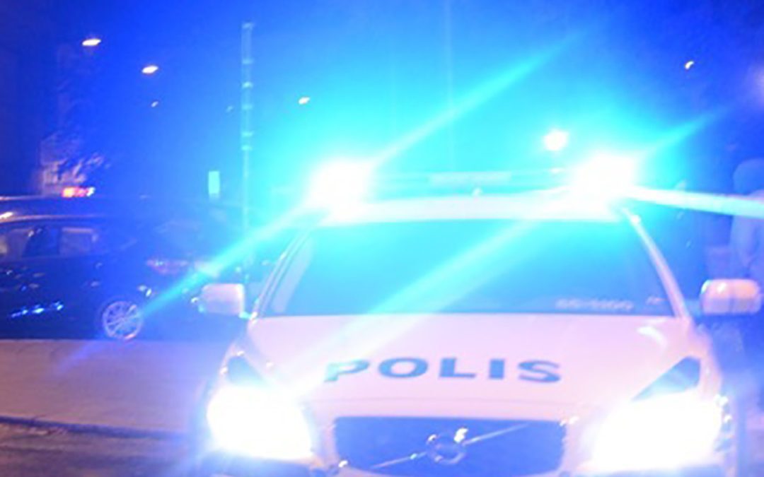 Polisutryckning med påslagna blåljus.