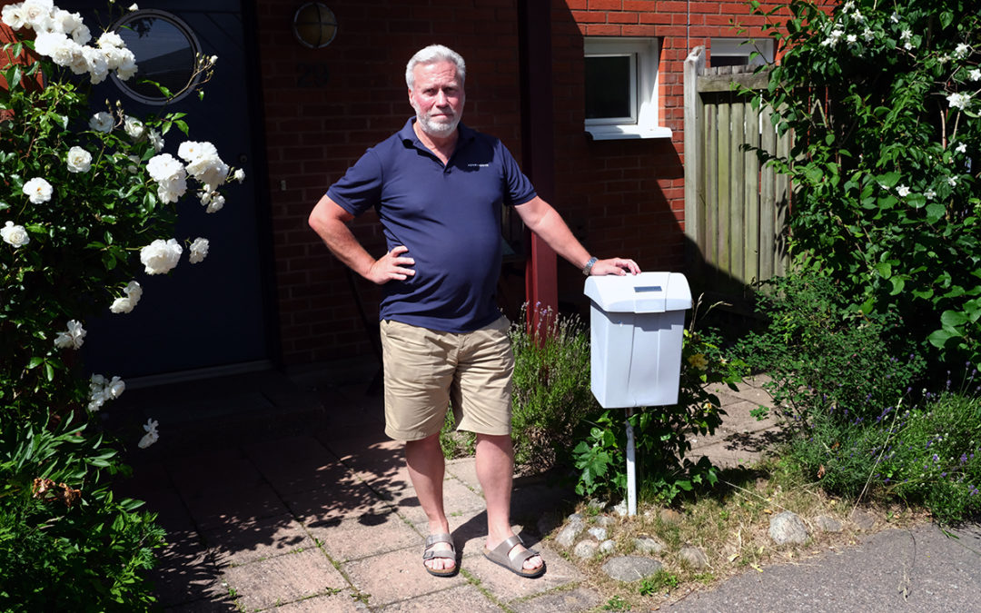 Postnord delar inte ut posten. Peter bredvid sin brevlåda.