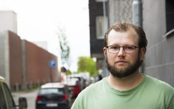 Emil Cedersjö visar hur många bilar som står felparkerade i kvarteret Senapsfabriken. Samtidigt finns lediga parkeringsplatser som folk inte vill hyra på grund av kostnaden.