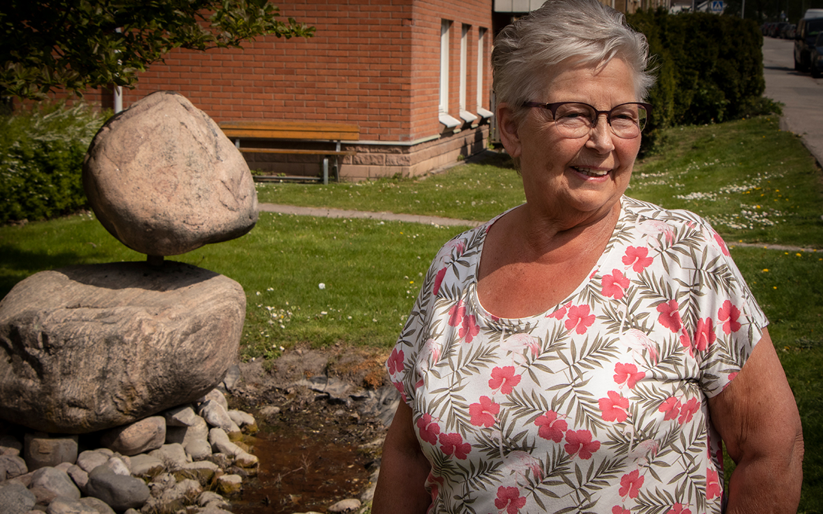 Anita Andersson tycker det är ledsamt att hon och maken inte kan kan fika utanför huset på Lindängsvägen längre. 