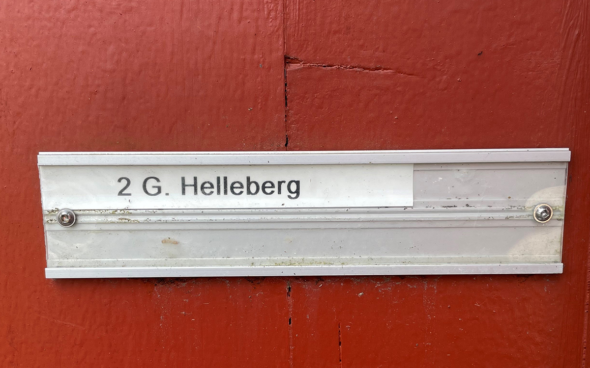 Bredvid dörren sitter skylten som visar att Moa Helleberg äntligen fått ett eget hem. 