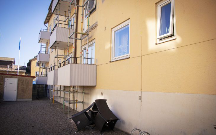 En balkong är helt borta efter raset. Övriga stöttas med byggställningar för att inga fler olyckor ska inträffa. Men hyresgästerna har varit utan sina uteplatser i ett drygt år nu. Hyresvärden har satt ut utemöbler som en kompensation i väntan på de n