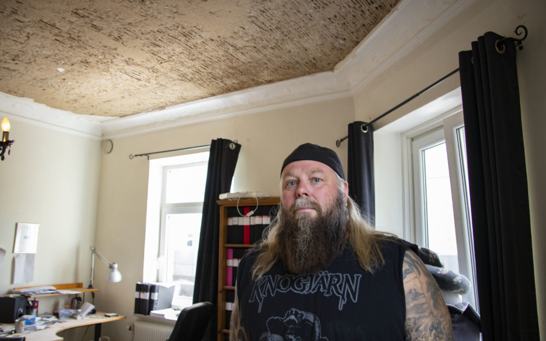 Fredrik Karlsson i Trollhättan råkade ut för takras i sin lägenhet.