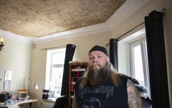 Fredrik Karlsson i Trollhättan råkade ut för takras i sin lägenhet.