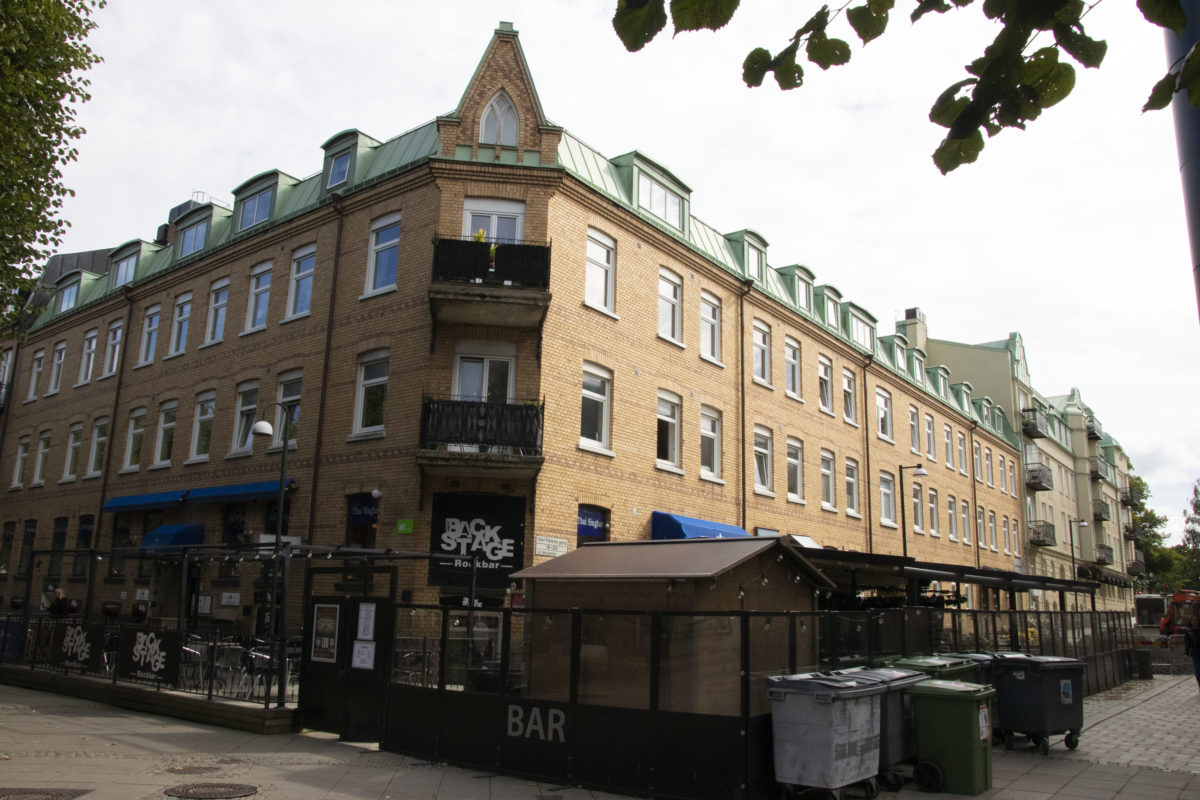 Fastigheten ligger i hörnet av Olof Palmes gata och Kungsgatan mitt i Trollhättan.
