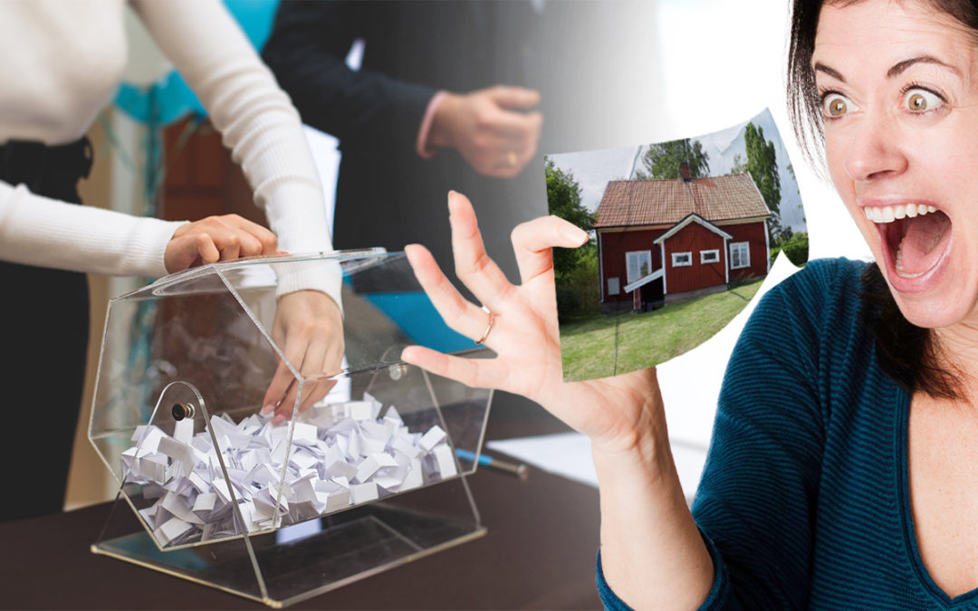 Bildmontage av kvinna som håller en bild av ett hus i handen. I bakgrunden finns en genomskinlig tombola med lappar.