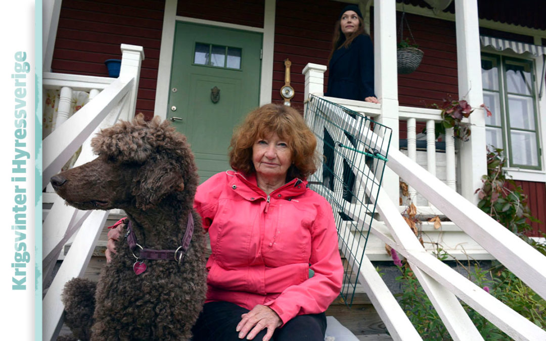 Marianne med sin storpudel utanför sitt hus