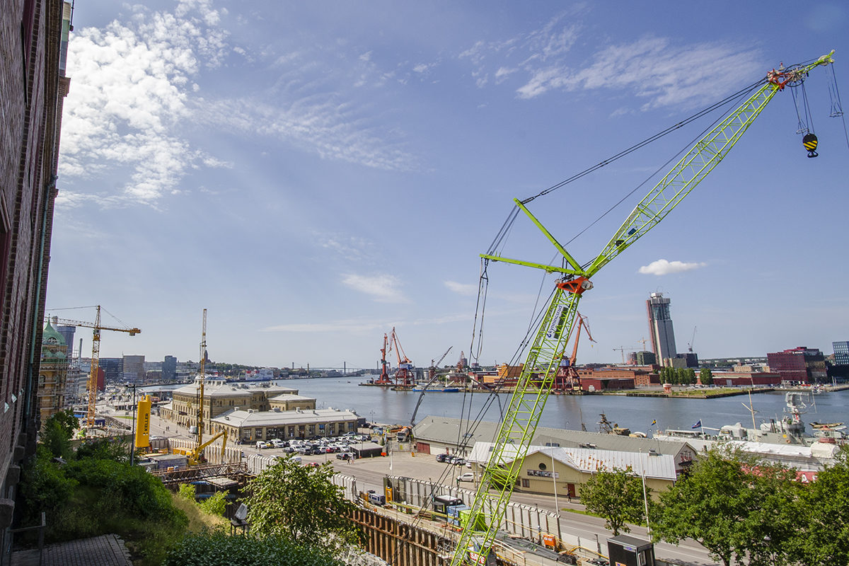 Tvåvåningslägenheten låg i ett av stadens äldsta bostadskvarter, med storartad utsikt.