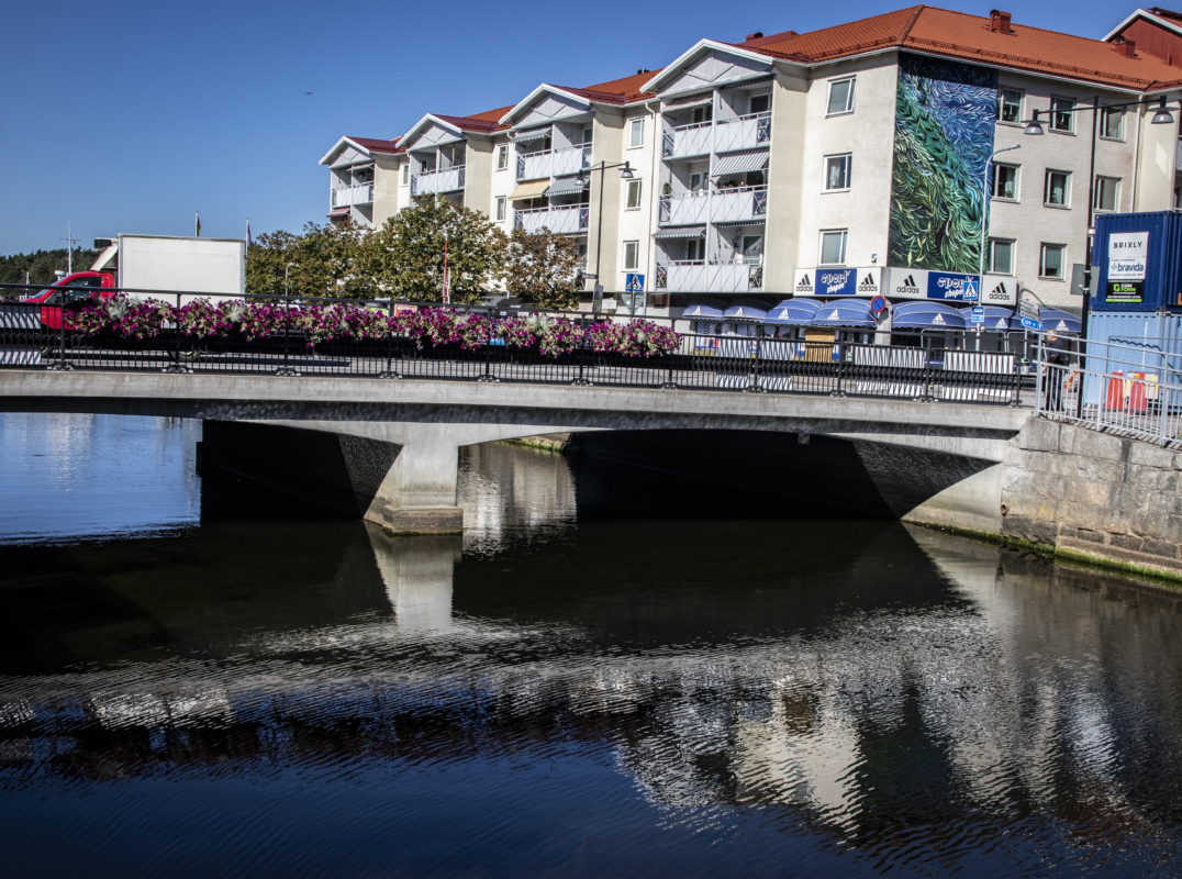 Den brittiska konstnären Farah Forthams konstverk sitter på fasaden till Norra Hamgatan 3. 