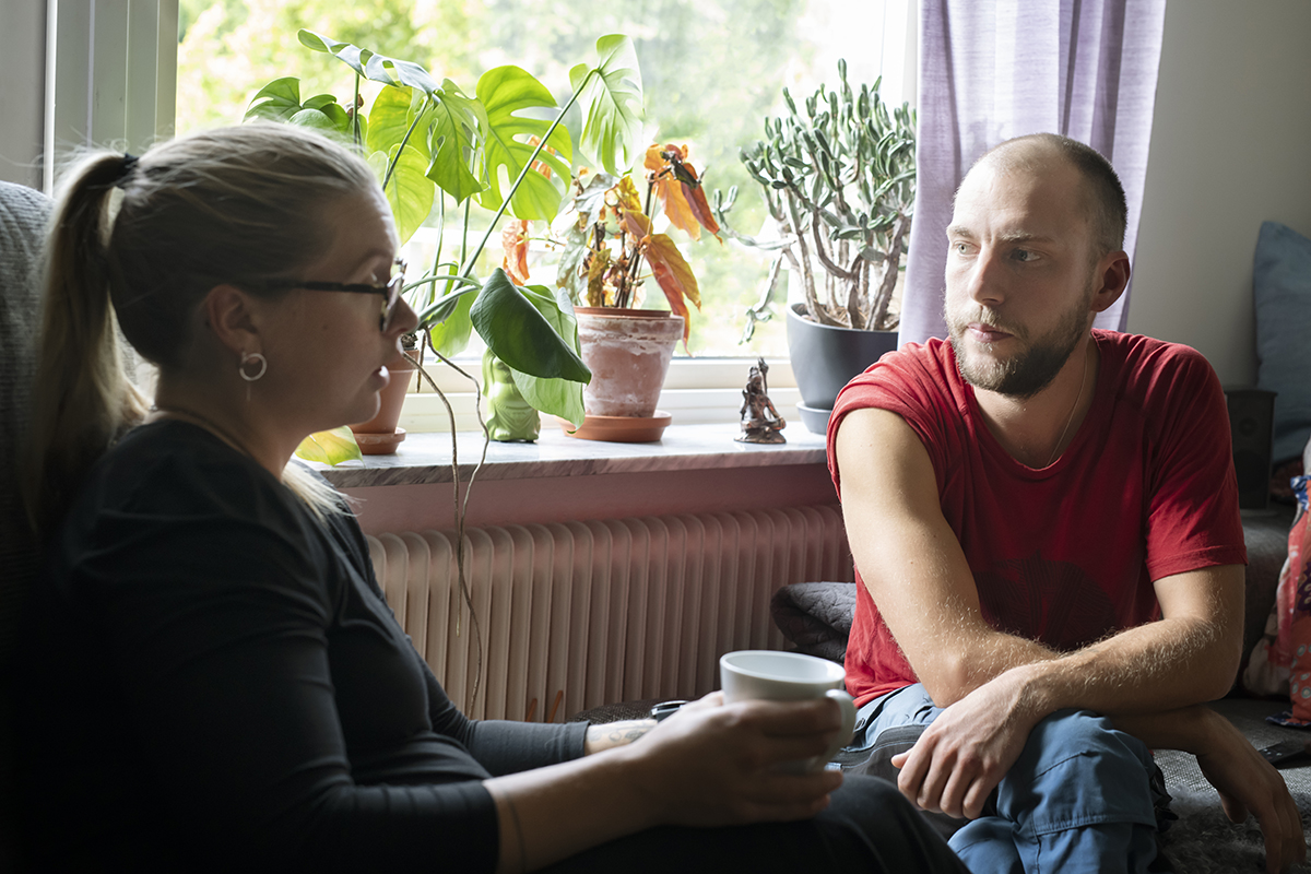 Robin och Maria bor på korttidskontrakt. Det innebär minimalt underhåll och att de inte vet när de måste flytta.