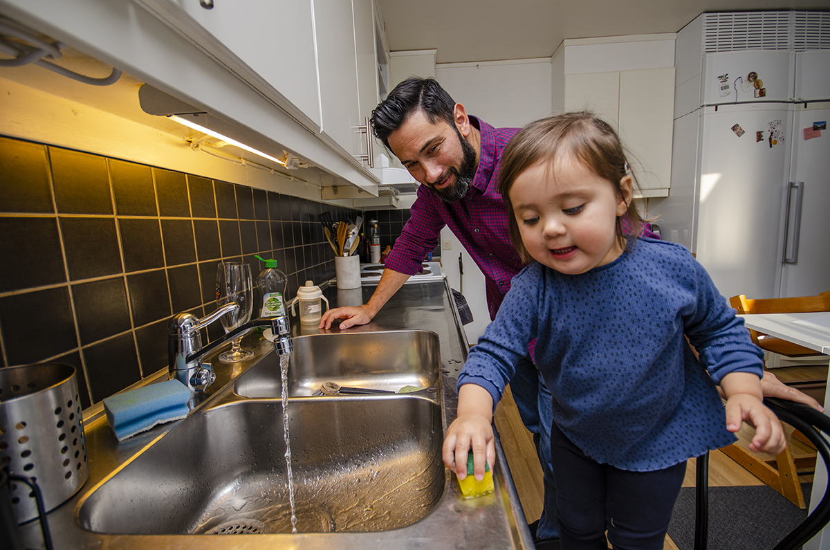 Tvååriga Luna älskar att hjälpa till när pappa Cristian Muñoz jobbar i köket. Bilden är tagen strax innan vattnet stängdes av inför den pågående renoveringen.