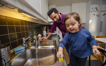Tvååriga Luna älskar att hjälpa till när pappa Cristian Muños jobbar i köket. Om mindre än två veckor stängs deras vatten av i en hel månad. Då är de hänvisade till toa och dusch i bodar på gården. Familjen fick veta det för en vecka sedan och har inte hunnit planera för hur de ska ordna vardagen.