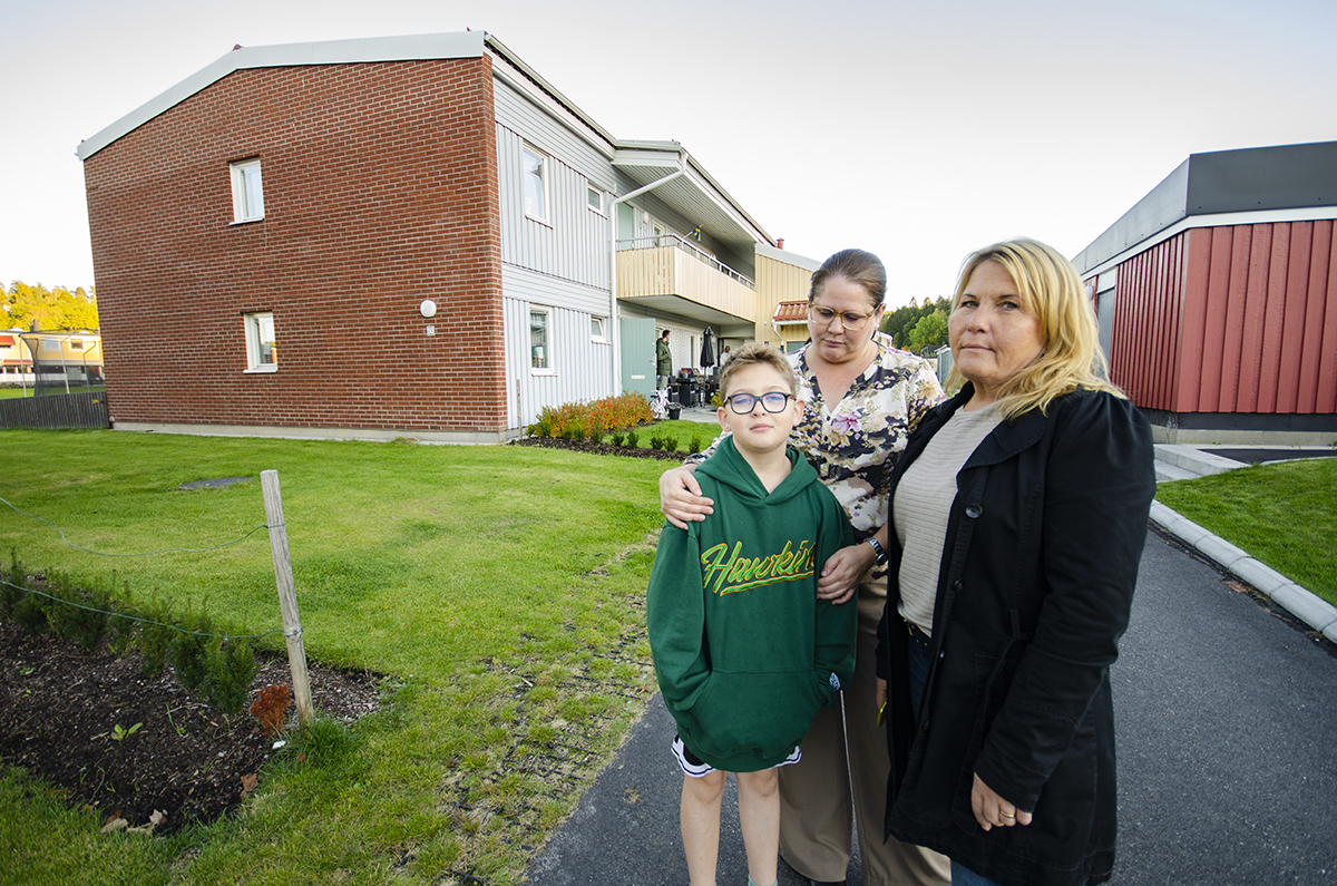 Daniela Reguera och sonen Leon bor granne med Marica Fontenay, i huset strax bakom dem. Med två veckors varsel är det för sent att ansöka om semester och åka bort, konstaterar Marica som inte ser fram emot en månad utan vatten och avlopp. "Det är som att campa i november", säger hon.