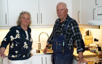 Tinna Knapes och Håkan Janssons specialbyggda kök revs ut. Sedan chokchöjde värden hyran. Nu sänks den igen och de får pengara tillbaka.