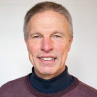 Porträttfoto på Sven-Erik Hjorthgren i polotröja och kortklippt hår mot ljusgrå bakgrund. Bostad först utreda i Arboga kommun.
