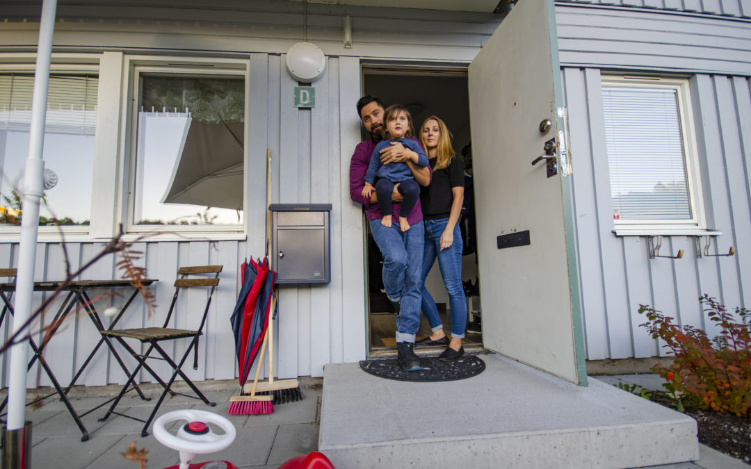 Förra veckan stängde hyresvärden av vattnet hemma hos Cristian Muñoz, Rebecca Hådell och dottern Luna. Med bara några veckors varsel lyckades familjen snabbt hitta en andrahandslägenhet de kan bo i under den månad som renoveringen väntas pågå.