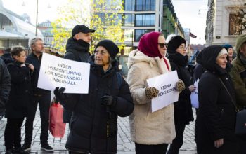 Både privata och kommunala bostadsbolag kräver att få höja hyrorna med upp till tio procent. Hyresgäster protesterade i centrala Göteborg på lördagen.