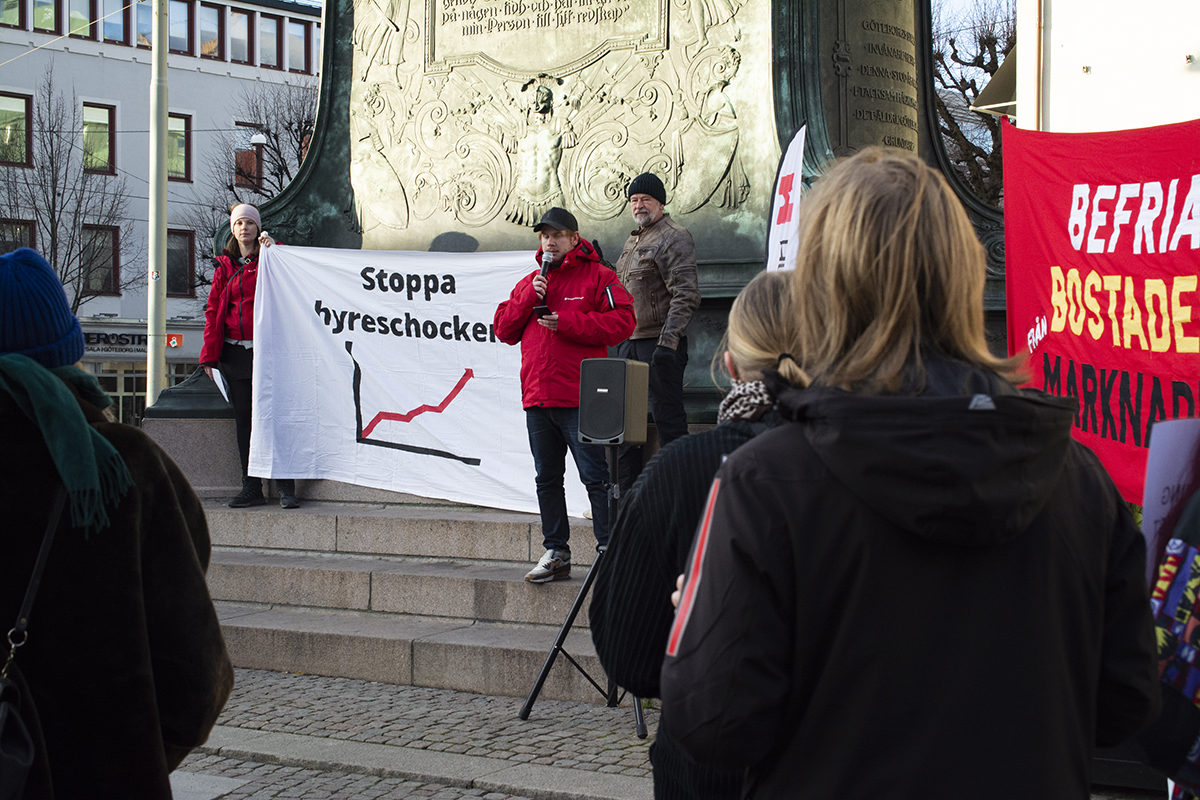 Adrian Madden från Bostadspolitiska gruppen Norra Göteborg talar på demonstration mot chockhöjda hyror.