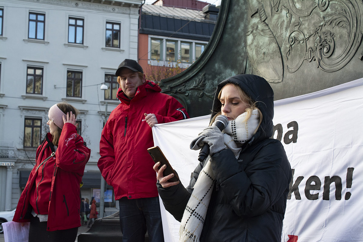 Hanna Klang från Vänsterpartiet talar på Hyresgsätföreningens manifestation mot rkordhöga hyreskrav.
