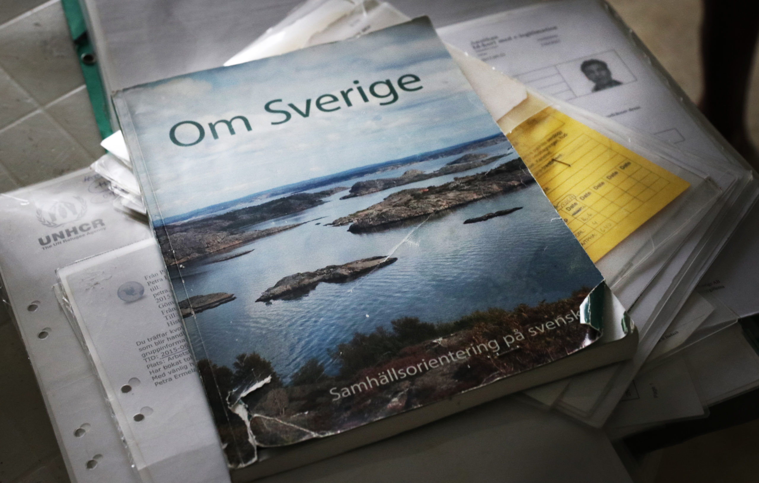 En bok ligger ovanpå papper