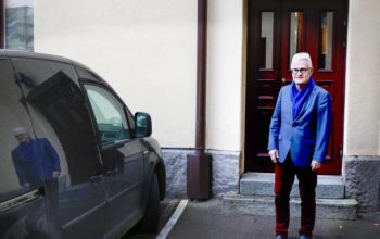 Mauritz står på gården där han bor. Till vänster skymtar en parkerad bil