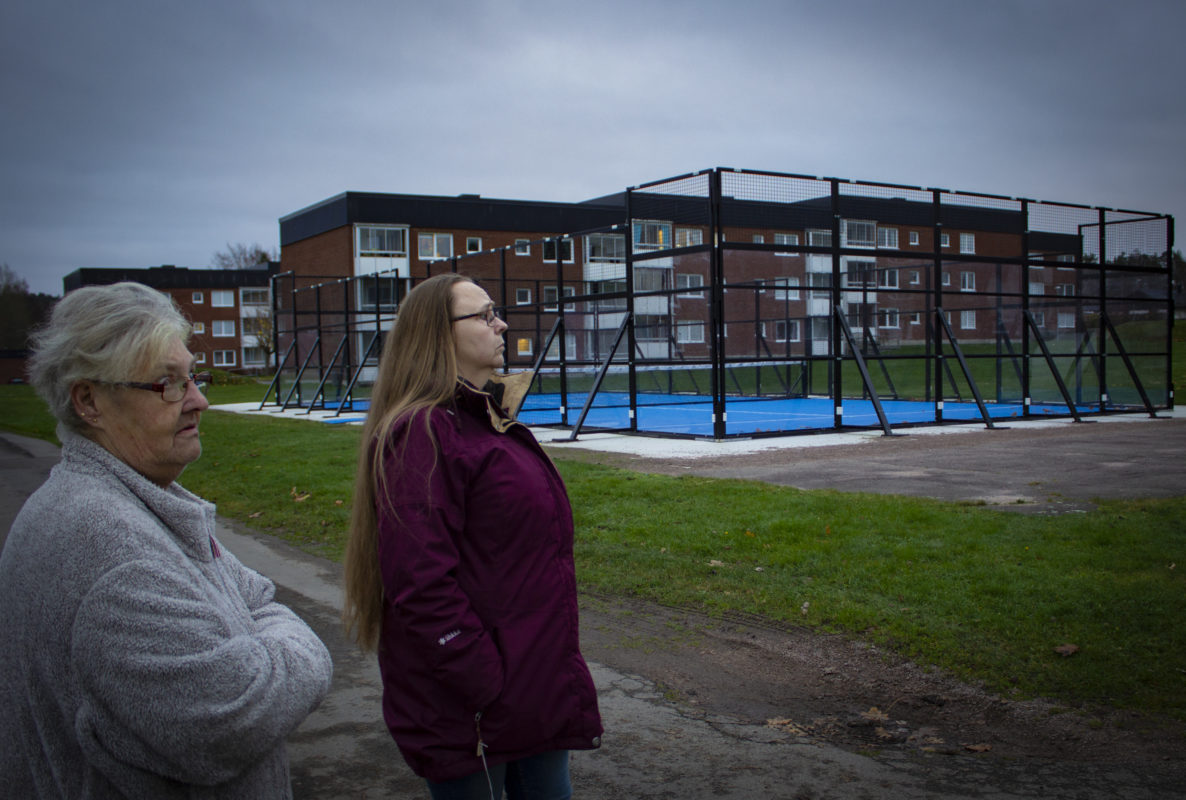 Gunilla Persson och Maritha Dahlqvist undrar hur SBB tänkte när de byggde en padelbana mellan husen på Stensiken i Tidaholm.