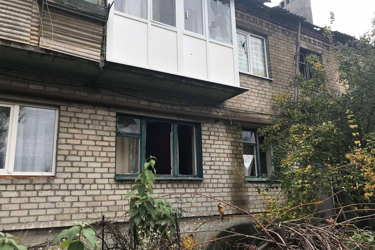 Familjen Veretennykova-Makarovs bombsakadade hus i Charkiv Ukraina.