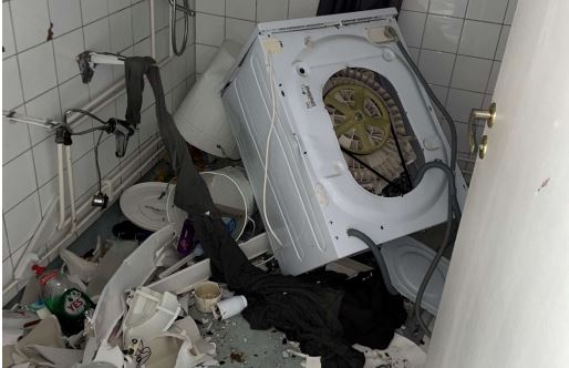 I badrummet hade mannen slagit sönder både handfat och toalett. Vattnet forsade ut och förstörde ytterligare två lägenheter.