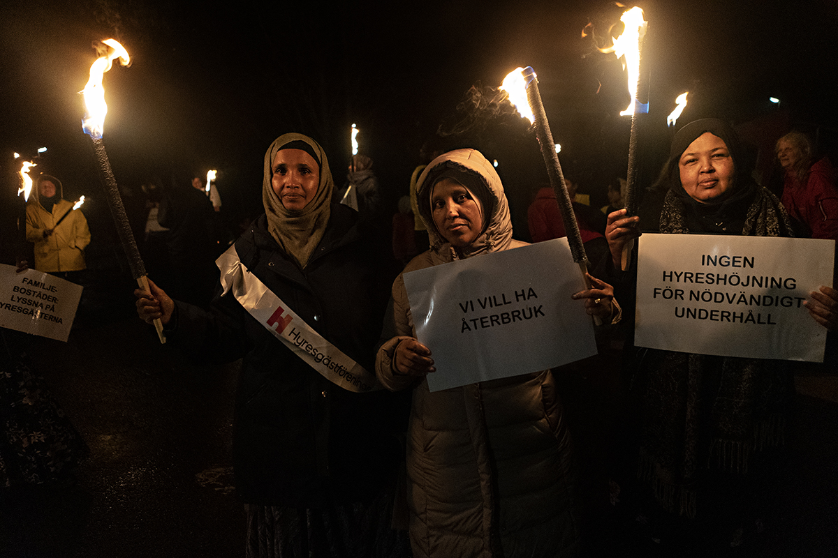 Ubah Hussein, längst till höger, oroar sig för att inte ha råd med hyran på sin undersköterskelön. Madena Ali Issa, till vänster, och Nora Abubakr, i mitten, skulle gärna vilja få besked om vilken hyreshöjning Familjebostäder har tänkt sig efter stamrenoveringen.