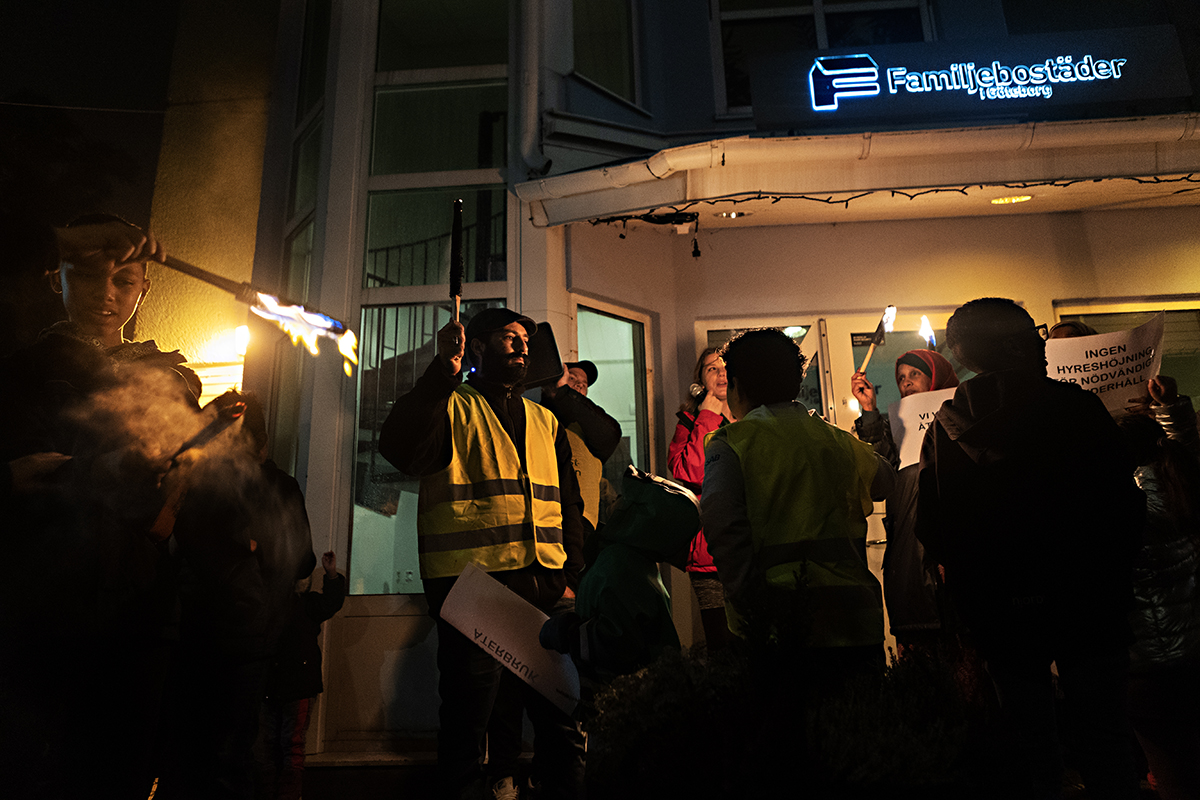 Torsdagskvällens fackeltåg gick genom gårdarna på Siriusgatan och avslutades med flera tal utanför Familjebostäders områdeskontor. Ett hundratal personer deltog i manifestationen.