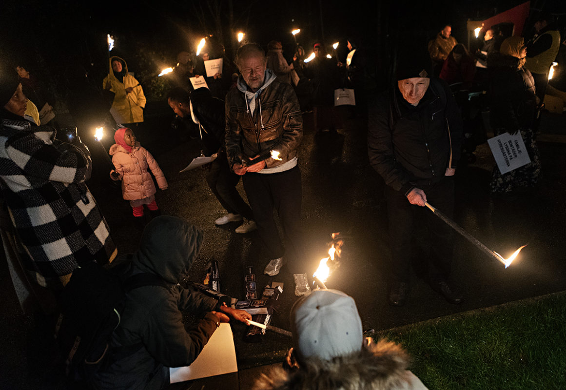 Facklor tänds i novembermörkret.