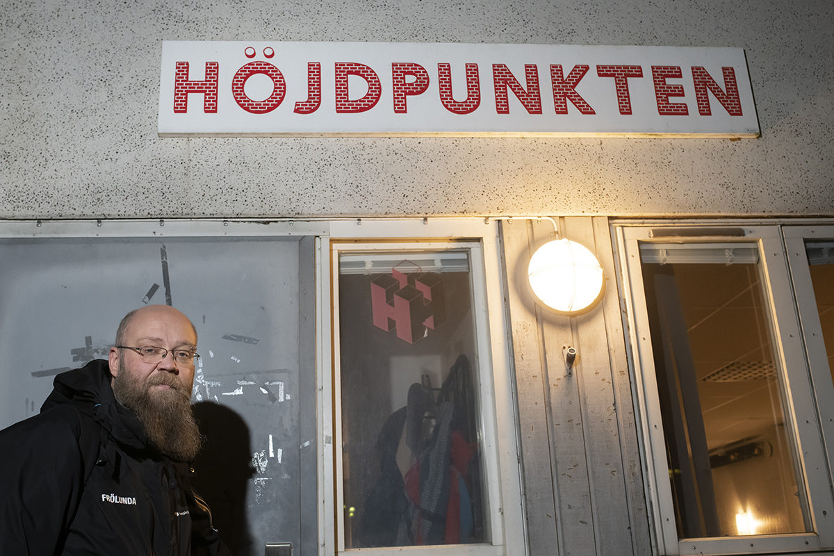 Daniel Carlenfors framför den lokala hyresgästförenings-lokalen på Pennygången i Göteborg. Här organiserades motståndet mot Stena Fastigheters renoveringsplaner.
