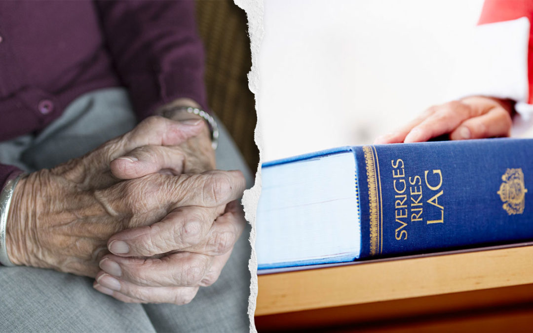En äldre persons händer knäppta i knäet och lagboken.