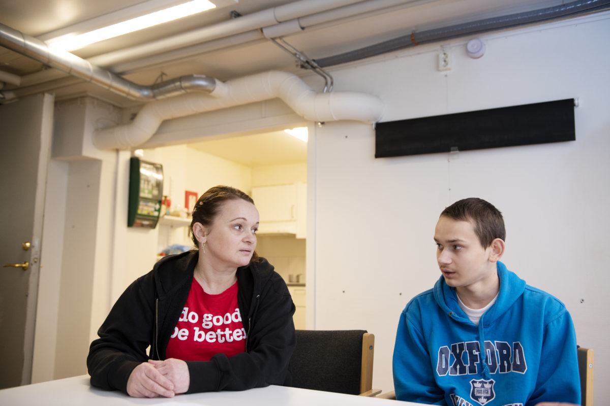 "Att bo här gör att man blir deprimerad och stressad", säger Olena Tkachenko, som tillsammans med sonen Yaroslav bor i källaren på Lindhovs gård i Botkyrka utanför Stockholm.