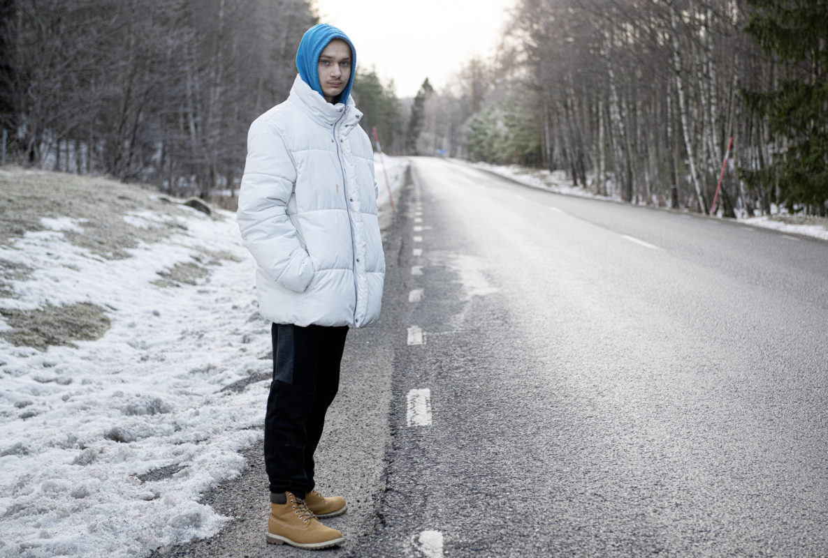 Yaroslav Tkachenko går över vägen, genom mörkret, för att ta bussen till skolan en timme bort.