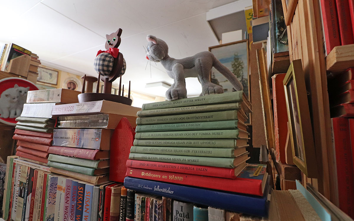 En bokhylla fylld med böcker och prydnadssaker.