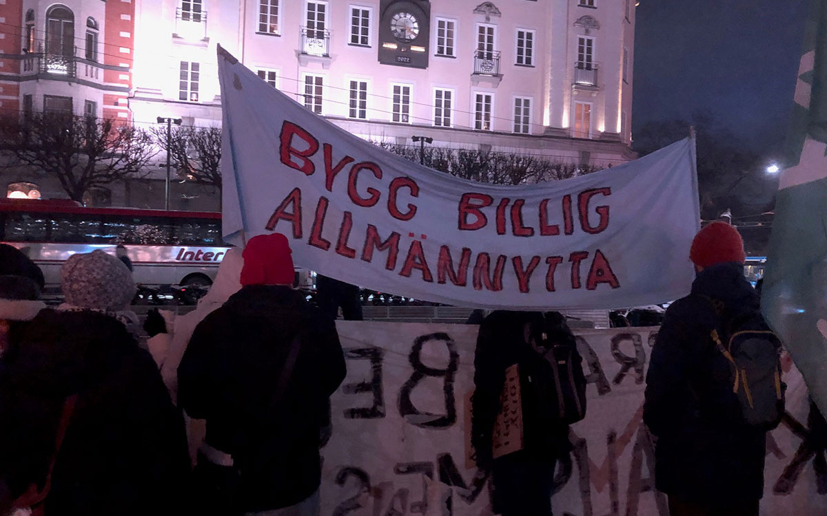 Den 10 december hölls manifestationer mot de höga hyreskraven och mot prisökningarna i landet, bland annat på Norrmalmstorg i Stockholm.