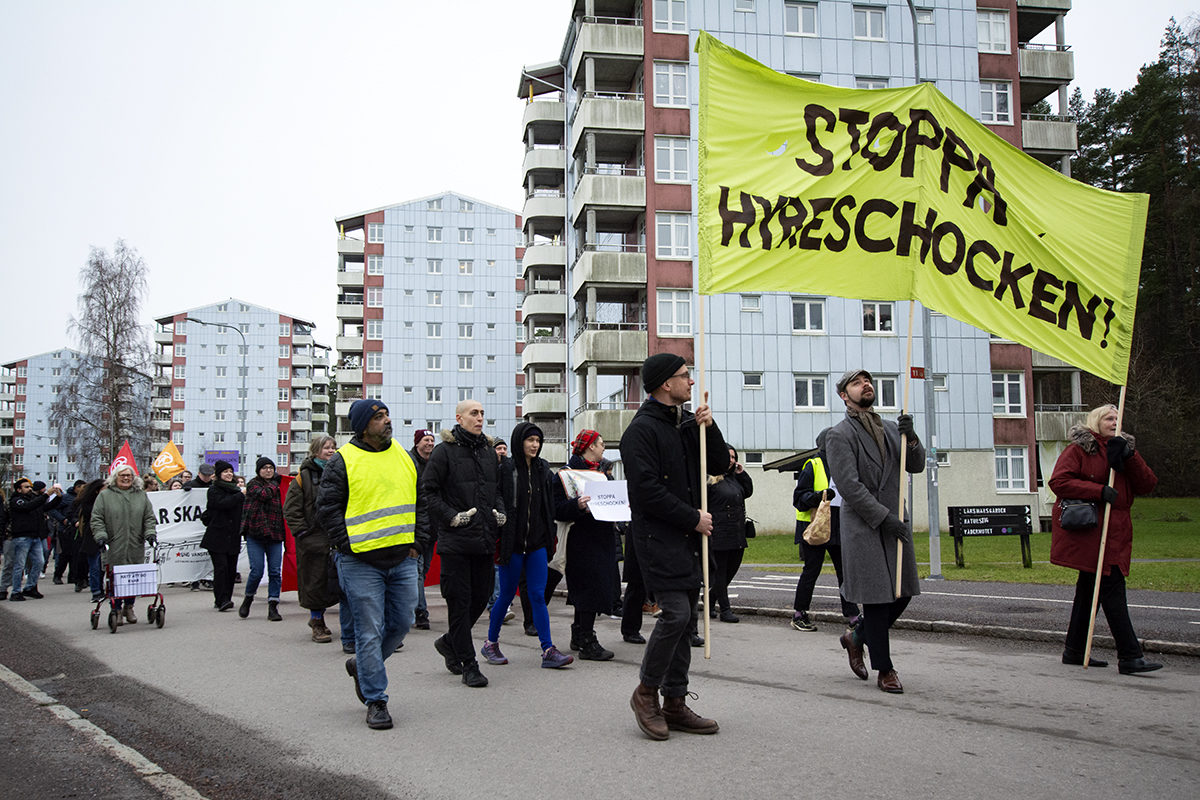 Hyresgäster i Boskopsgården demonstrerar mot Willhems krav att få höja hyran med 10 procent. Willhem vill dessutom dra in pengarna till hyresgästernas samlingslokaler.