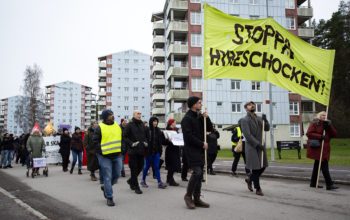 Hyresgäster i Boskopsgården demonstrerar mot Willhems krav att få höja hyran med 10 procent. Willhem vill dessutom dra in pengarna till hyresgästernas samlingslokaler.