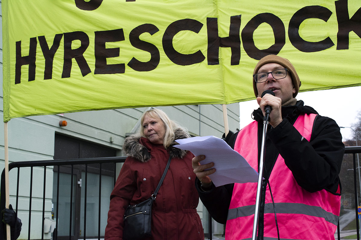 Hyresgästen Joel Duncan från lokala hyresgästföreningen Mistralen höll tal på Vårväderstorget i Biskopsgården. Protesten riktade sig mot att fastighetägaren Willhem kräver att få höja hyrorna med 10 procent.